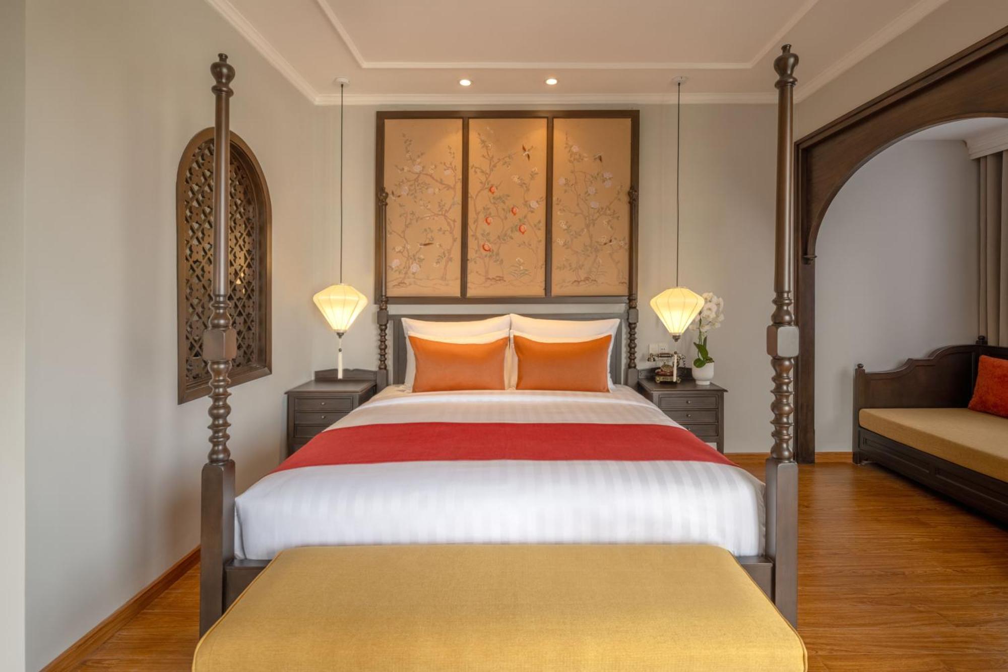 Little - A Boutique & 4*