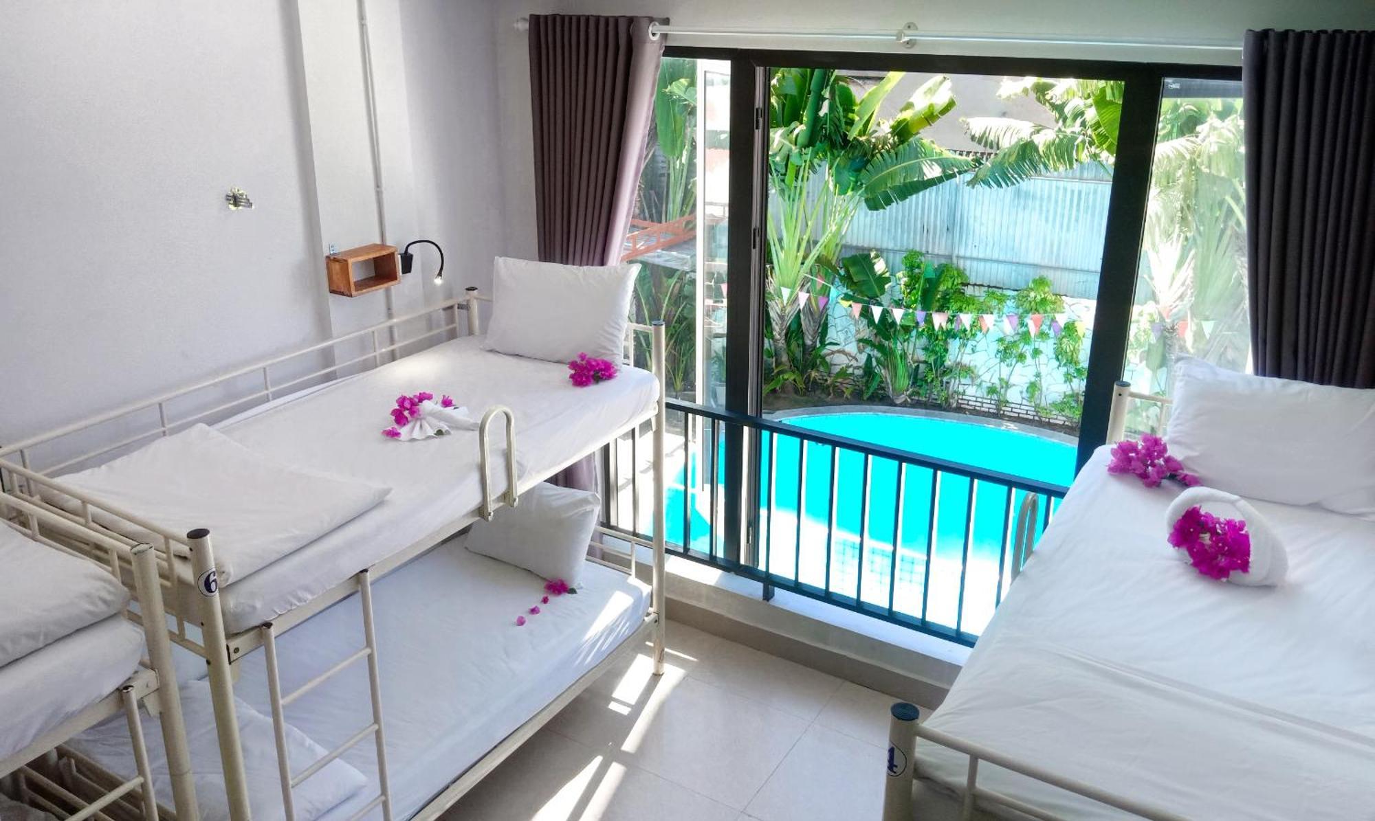Hostel Bed Station & Pool Bar 