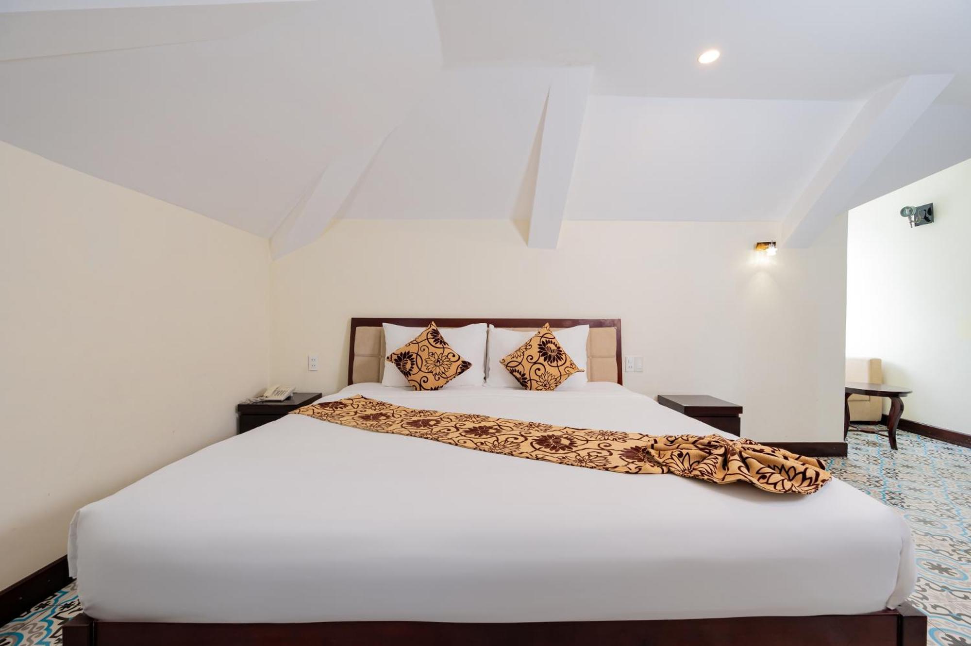 Canal House 3*