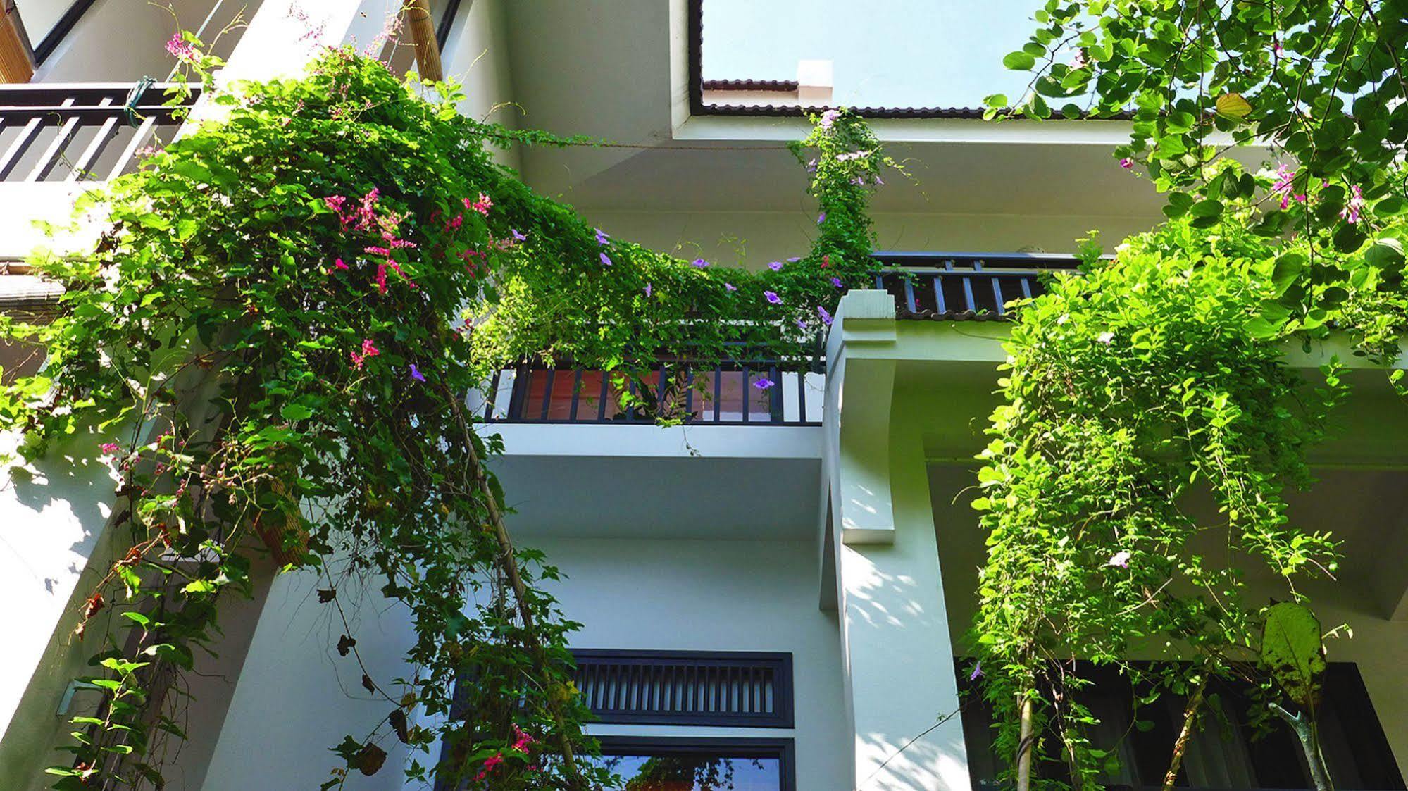 Villa East West *