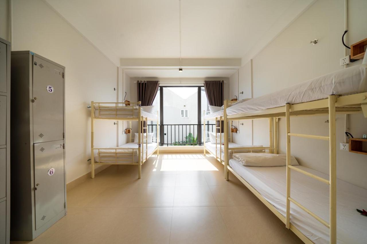Hostel Bed Station & Pool Bar 