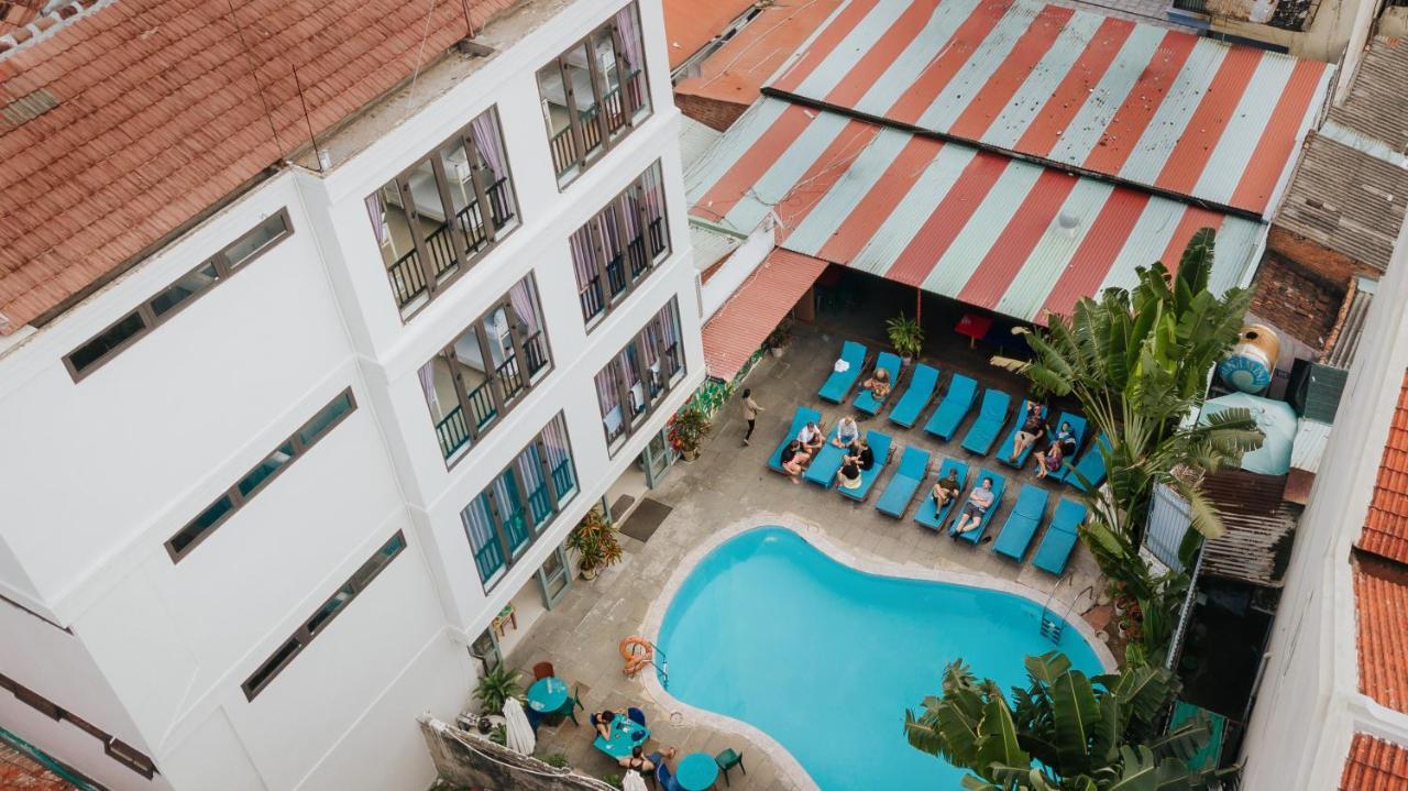 Bed Station & Pool Bar 