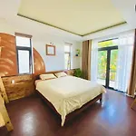 Laoxao Lakeview Homestay