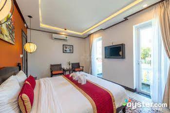 Golden Bell Backpacker Hotel&pool Bar