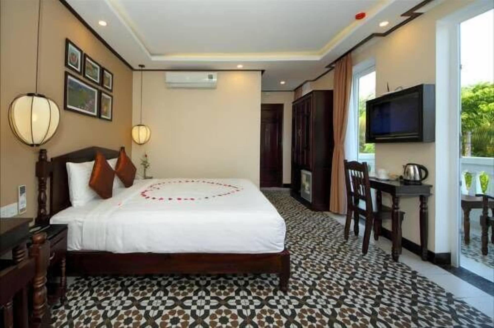 Golden Bell Backpacker Hotel&pool Bar