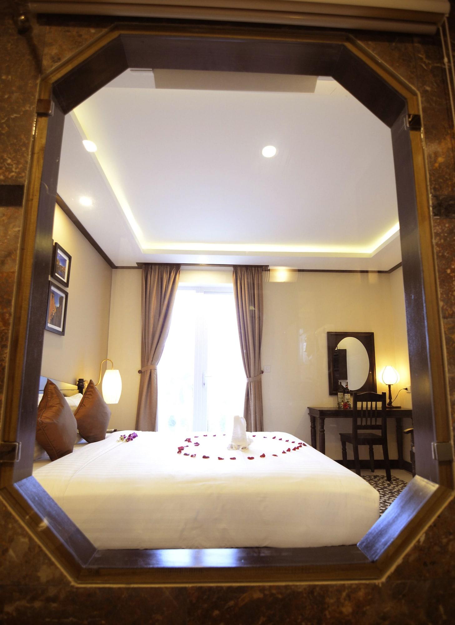 Golden Bell Backpacker Hotel&pool Bar
