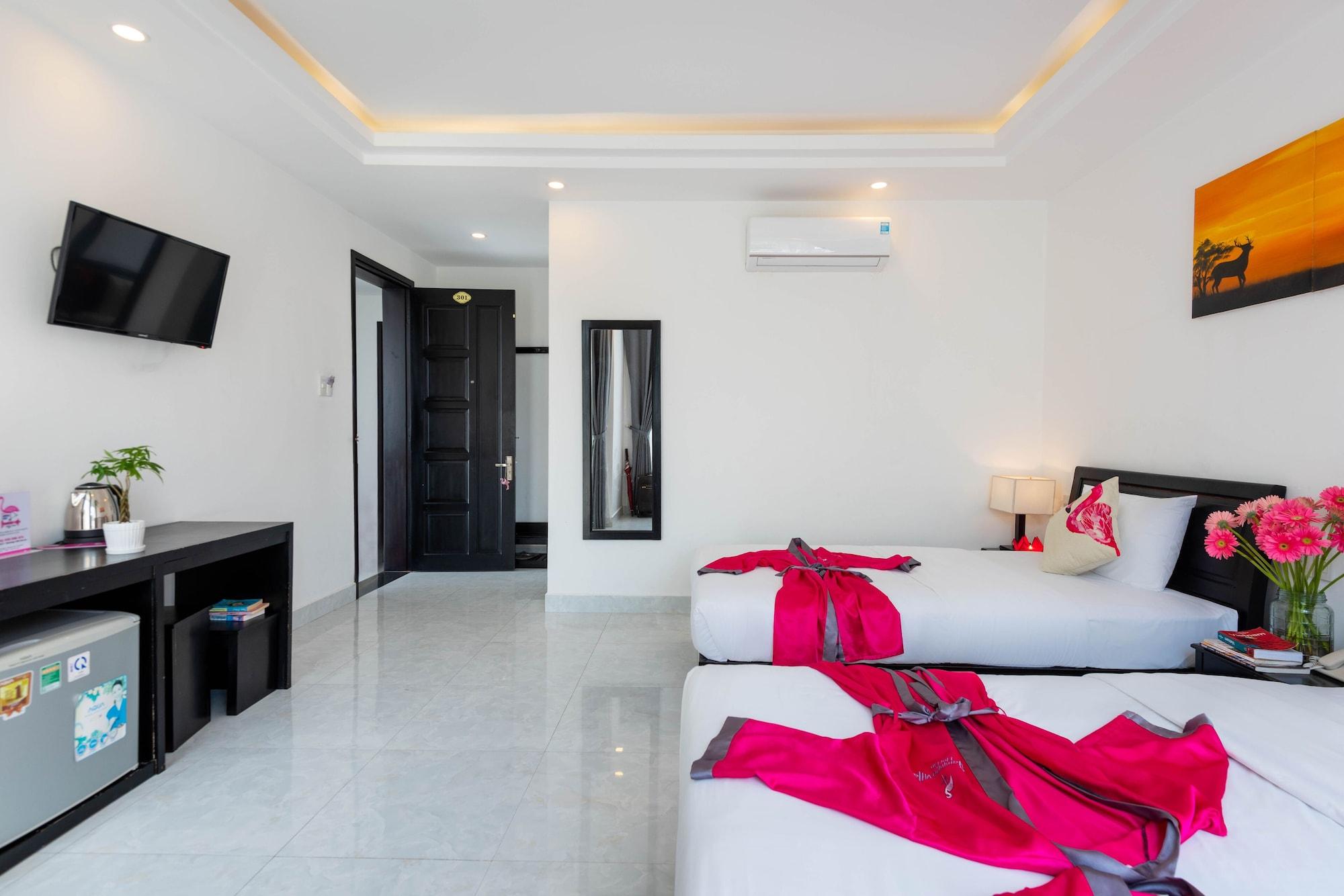 Flamingo - Big With Balcony - Close To Old Town 200m & Temple Bridge - Large Outside Pool For Sun Bathing Hoi An