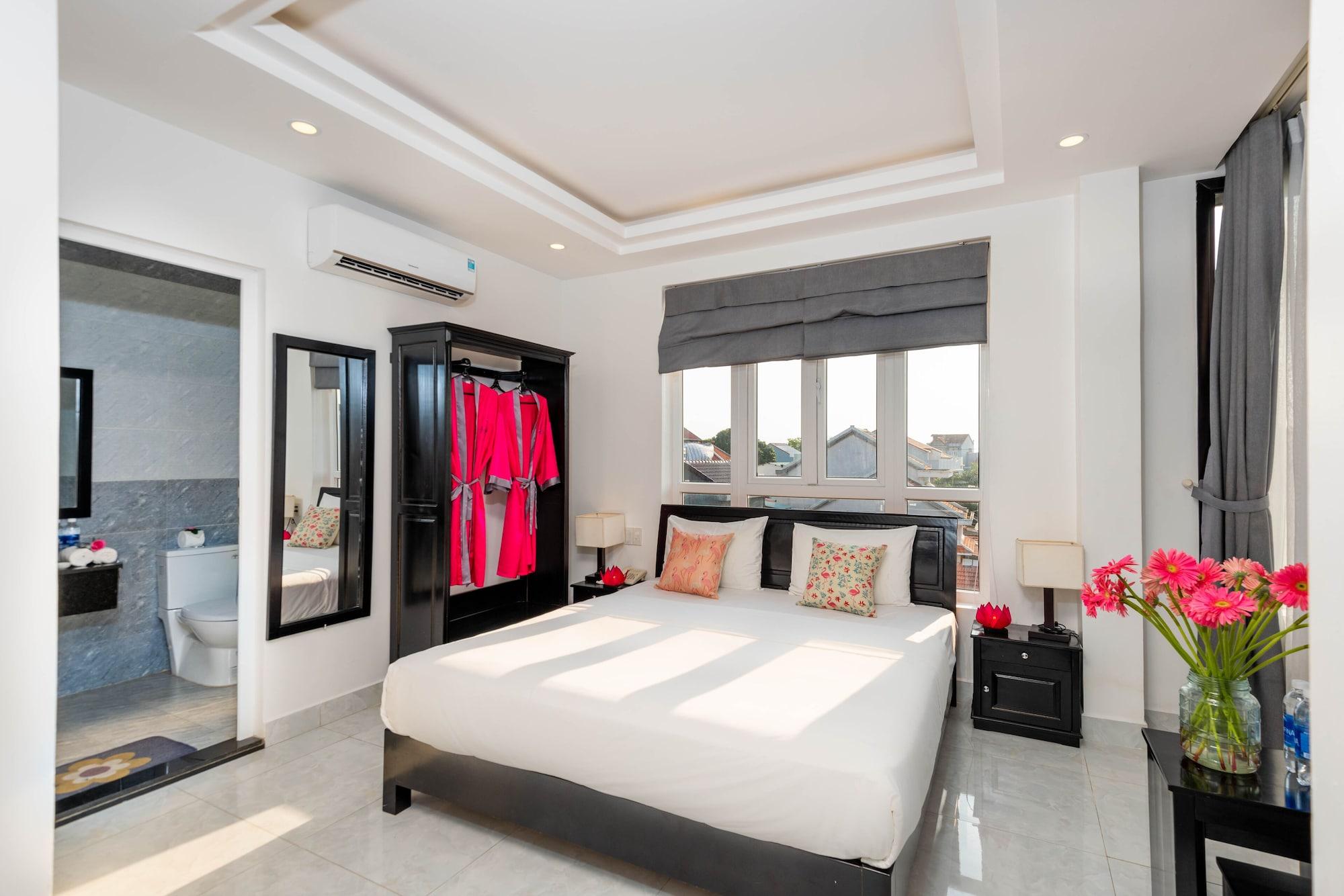 Villa Flamingo - Big With Balcony - Close To Old Town 200m & Temple Bridge - Large Outside Pool For Sun Bathing