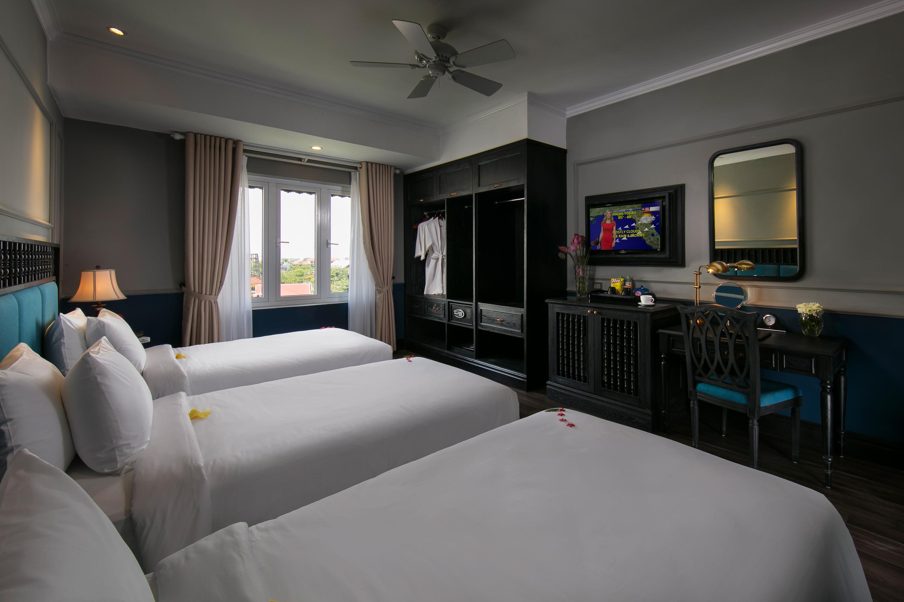 Golden & Hotel