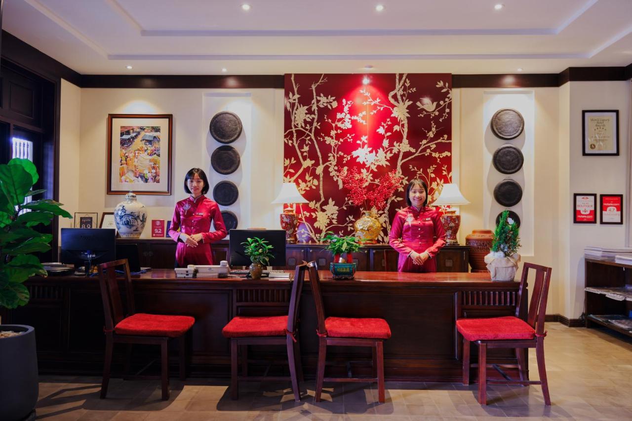 Little . A Boutique & 4*