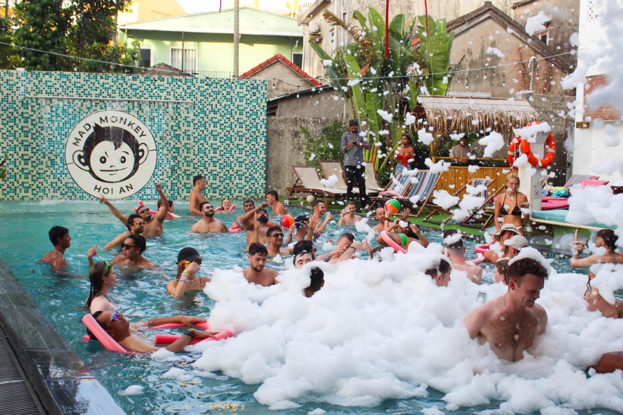 Mad Monkey Albergue *