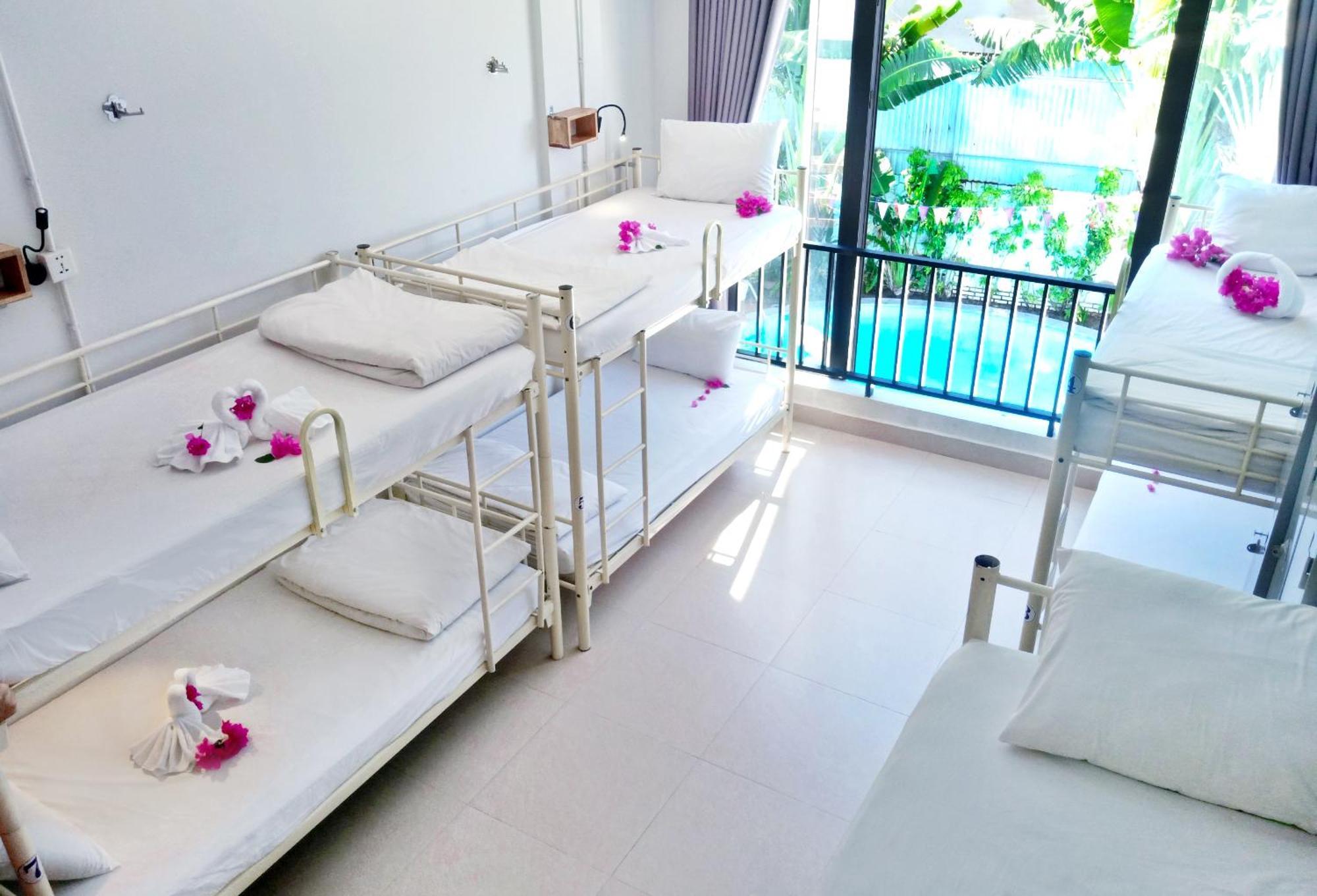 Bed Station & Pool Bar 
