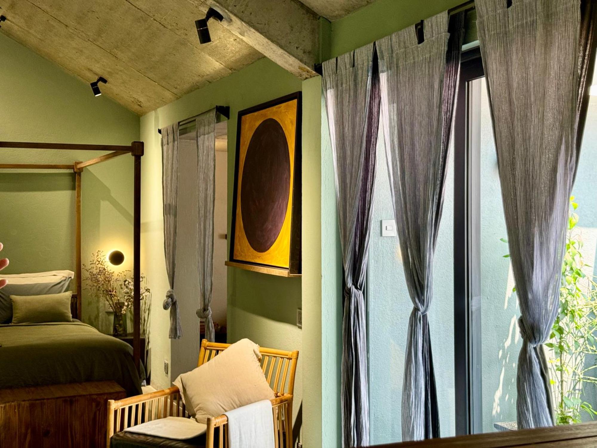 Kaia Gallery Hotel *