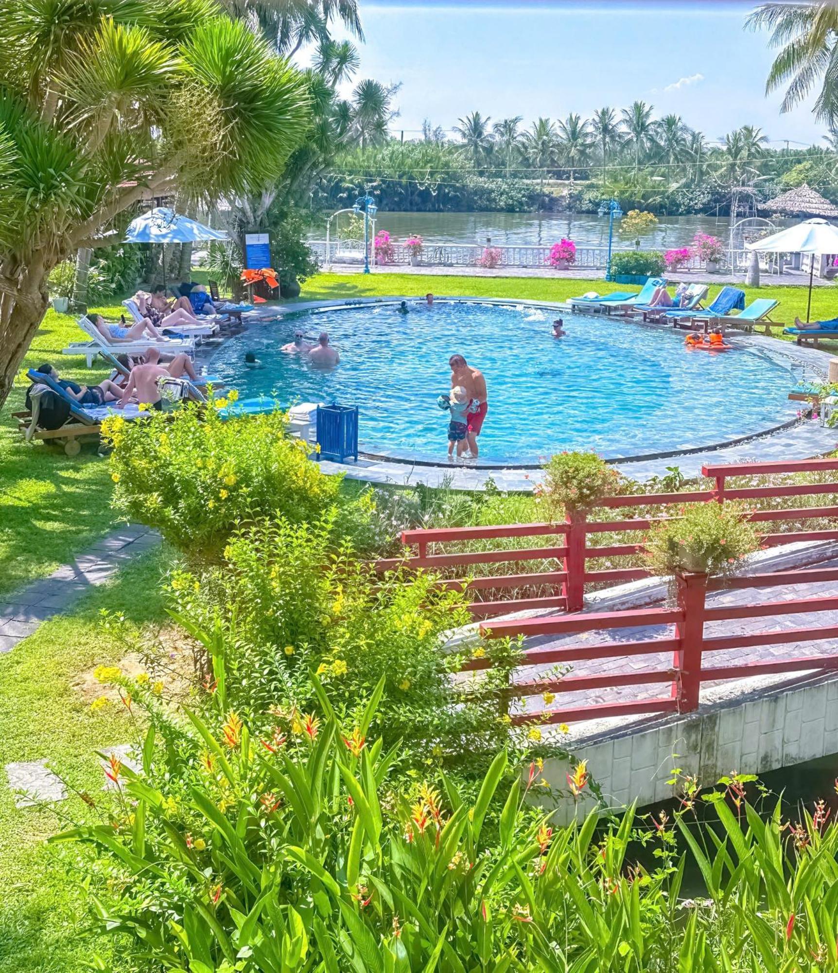 Tempat peranginan River & Residences