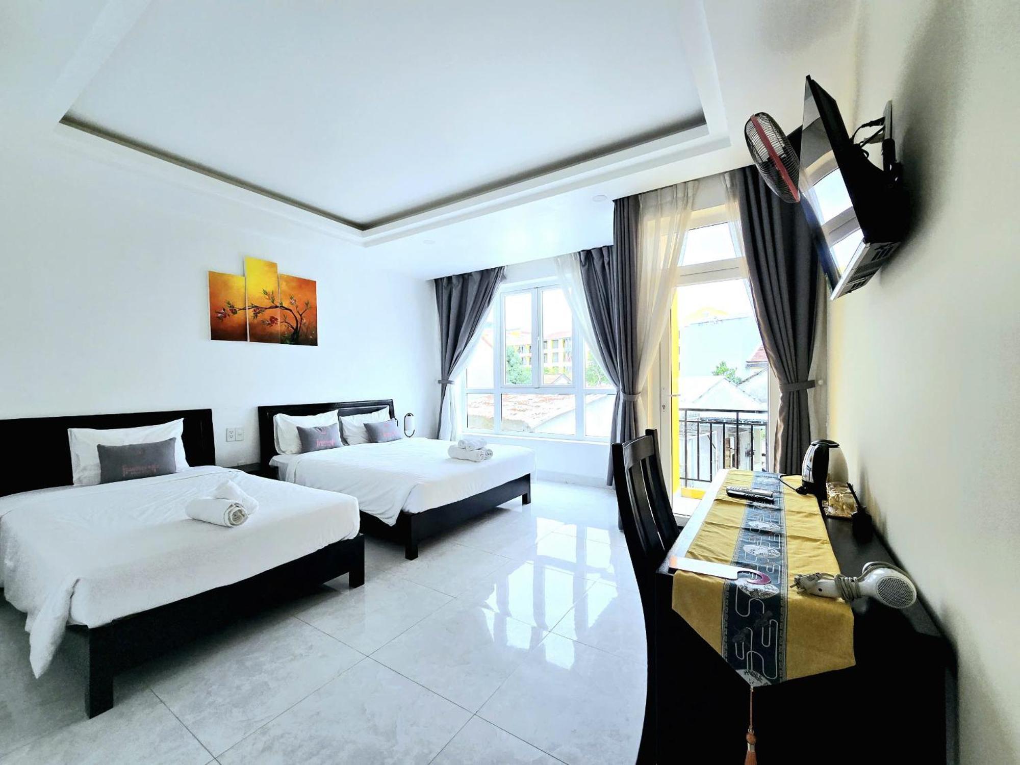 Villa Flamingo - Big With Balcony - Close To Old Town 200m & Temple Bridge - Large Outside Pool For Sun Bathing