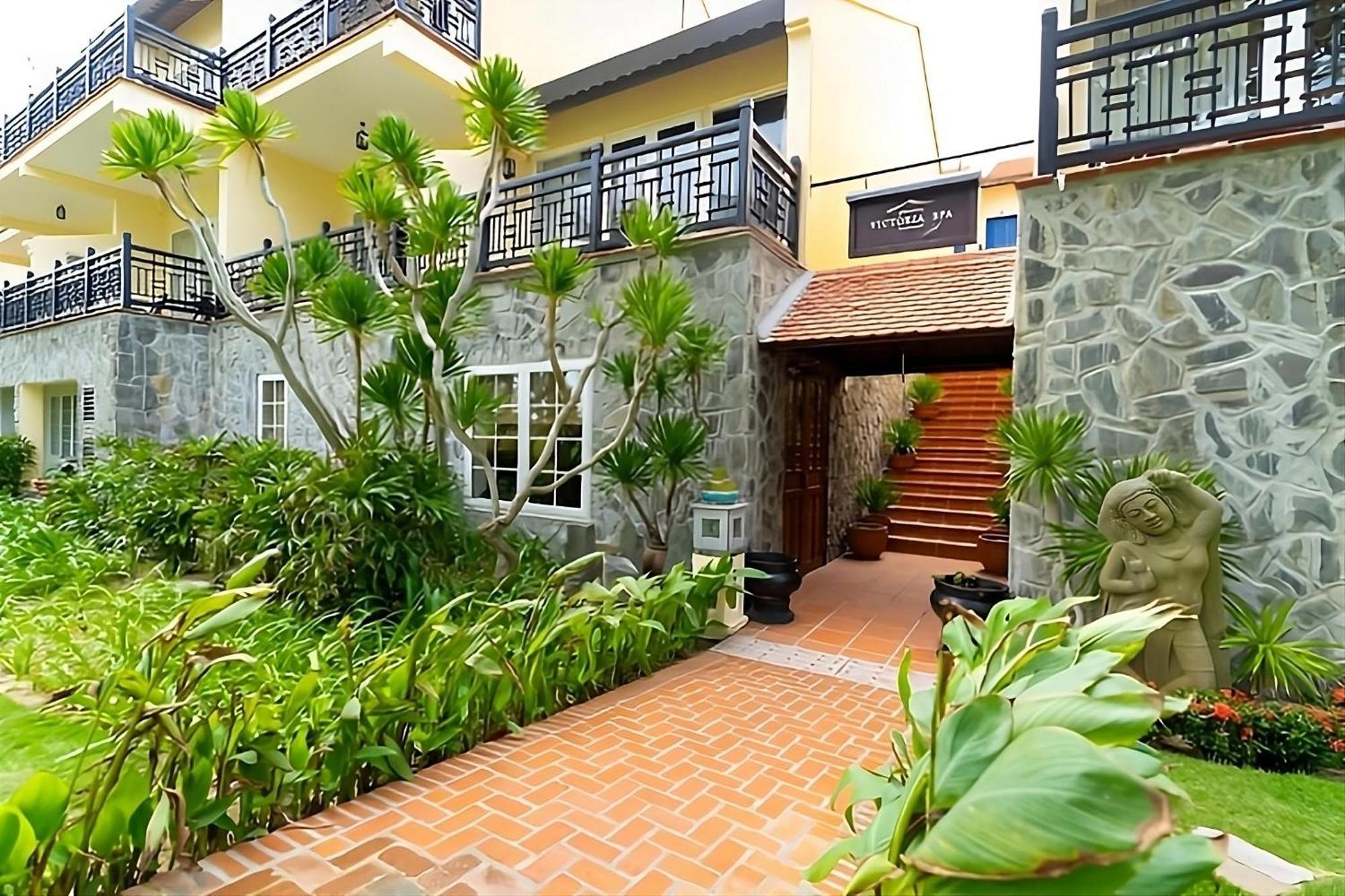 Victoria & Resort