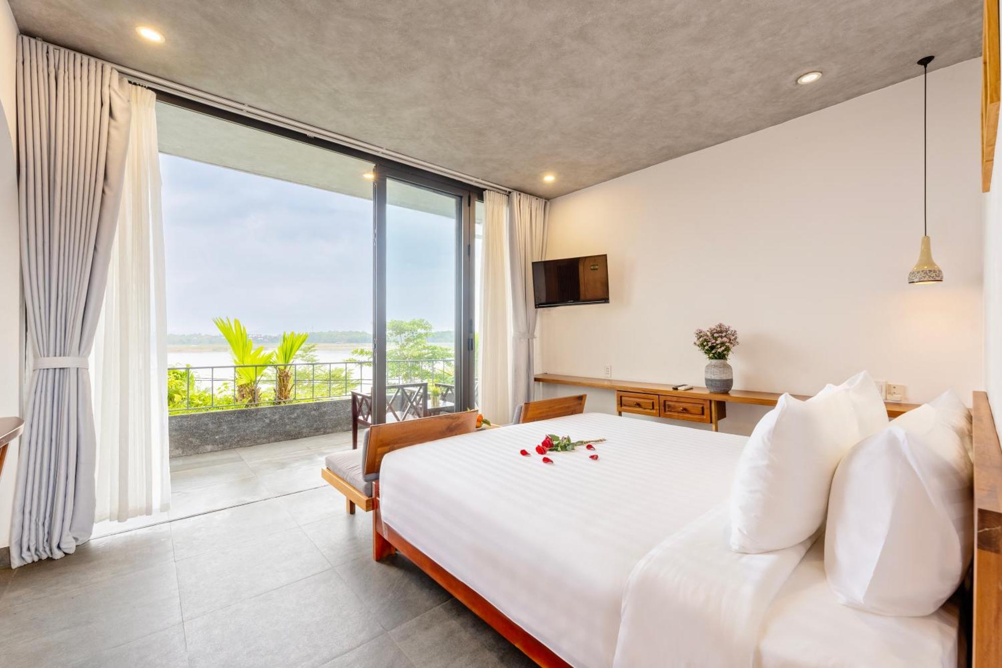 Serene Riverside Hotel 4*