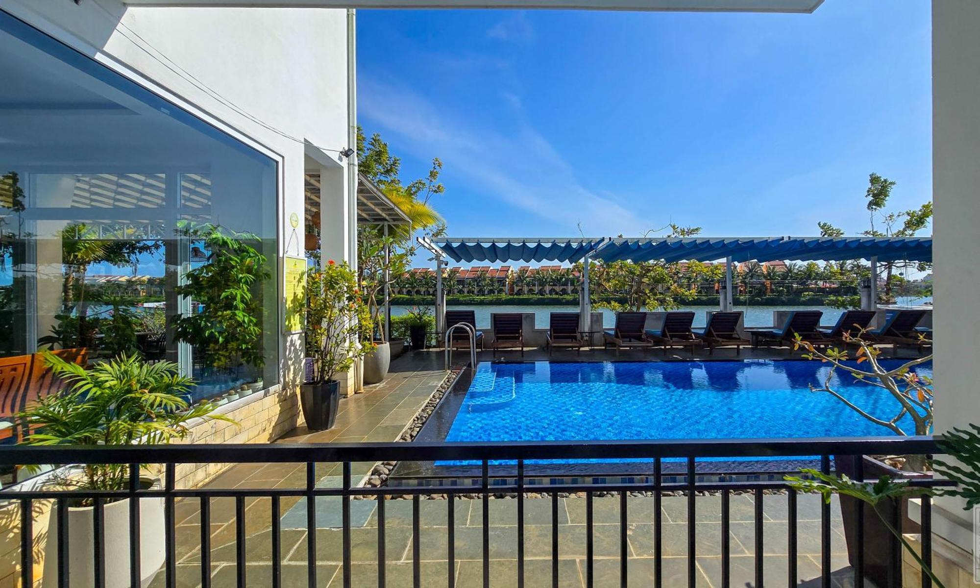 Khách sạn Riverside White House 3*