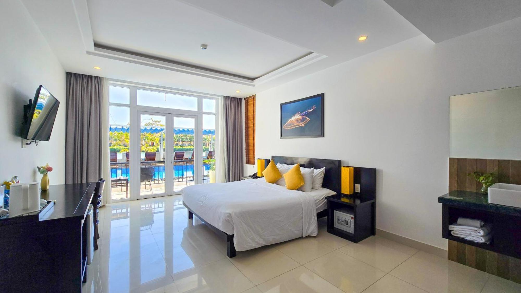 Riverside White House 3*