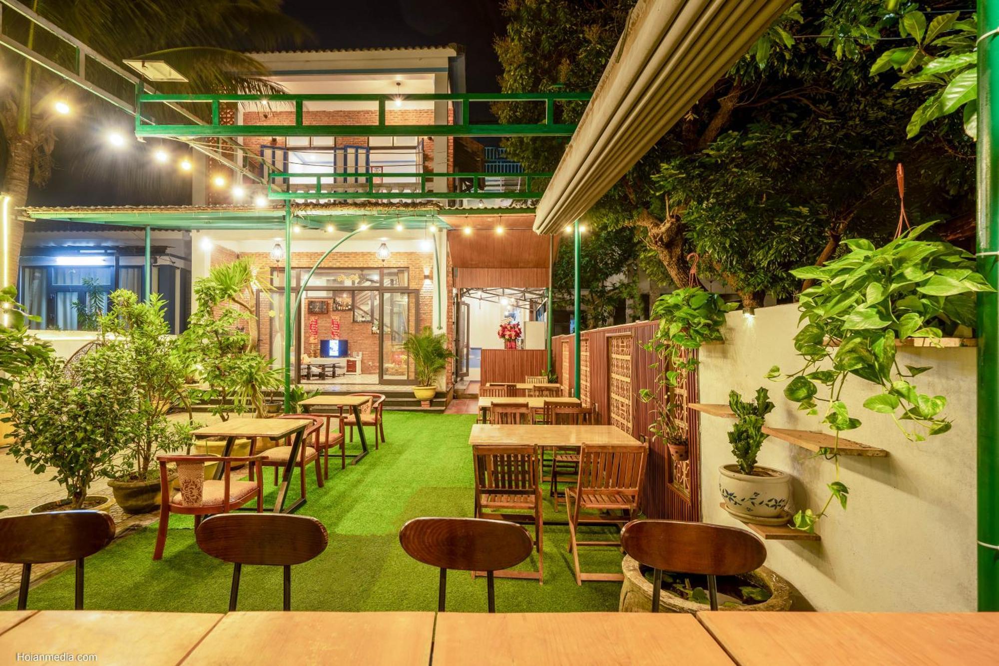 Riverside Dorm And Restaurant Homestay *