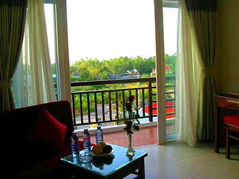 Kiki Hostel & Pool Club Hotel 3*