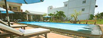 Kiki Hostel & Pool Club Hotel 3*