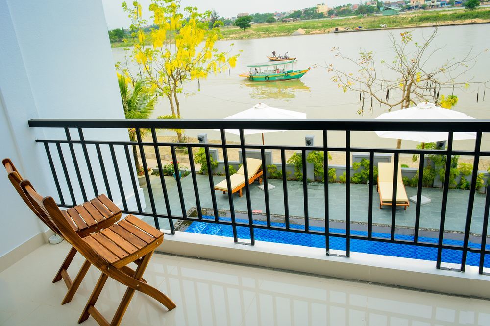 Khách sạn Riverside White House 3*