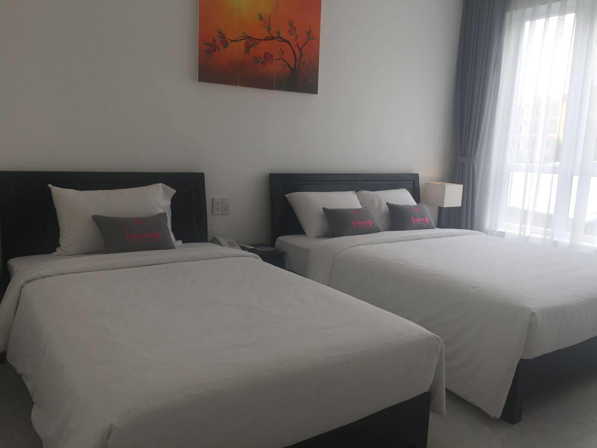 Flamingo - Big With Balcony - Close To Old Town 200m & Temple Bridge - Large Outside Pool For Sun Bathing