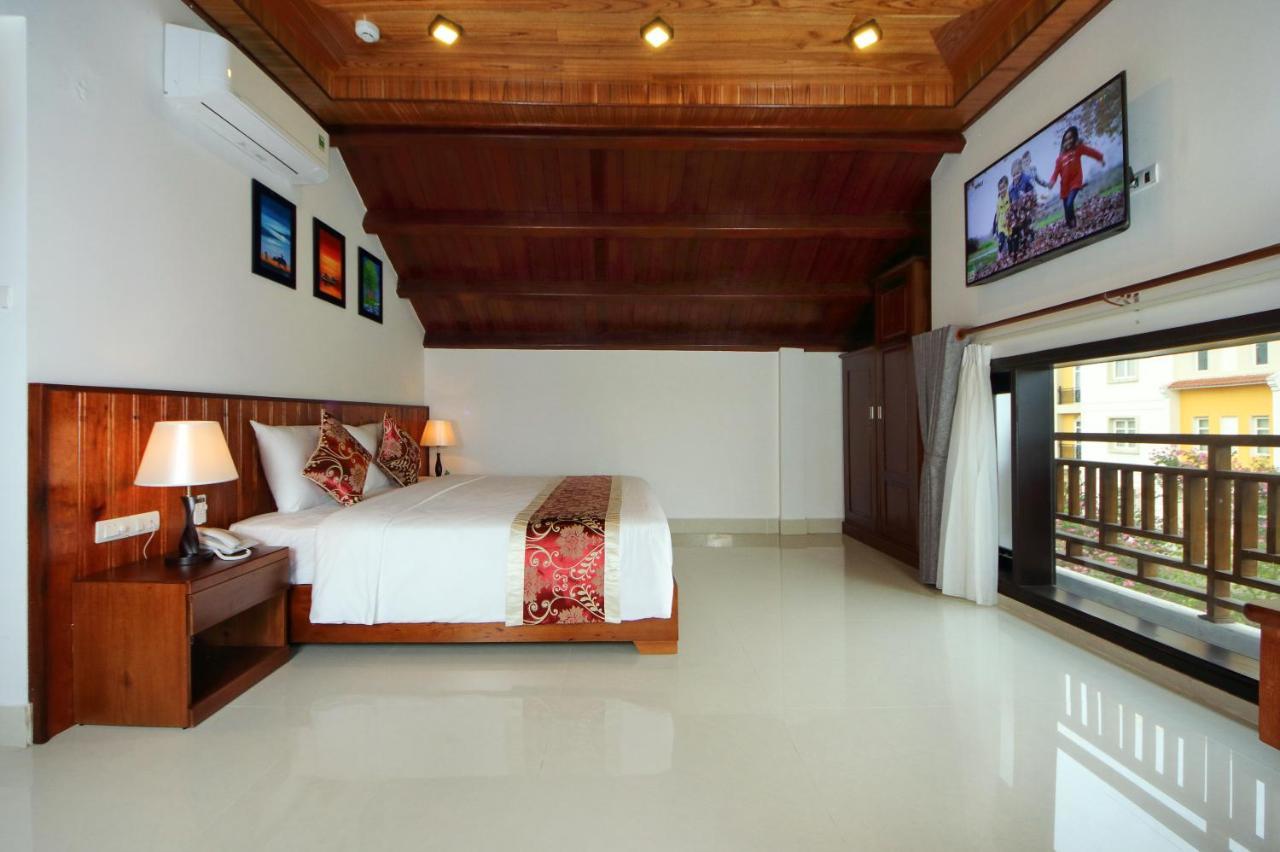 Threeway Riverside Hotel