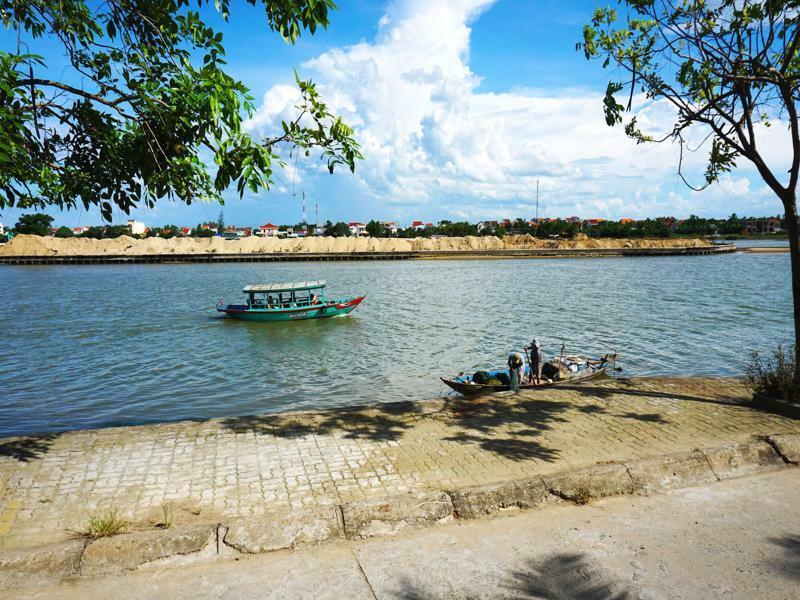 Khách sạn Riverside White House 3*