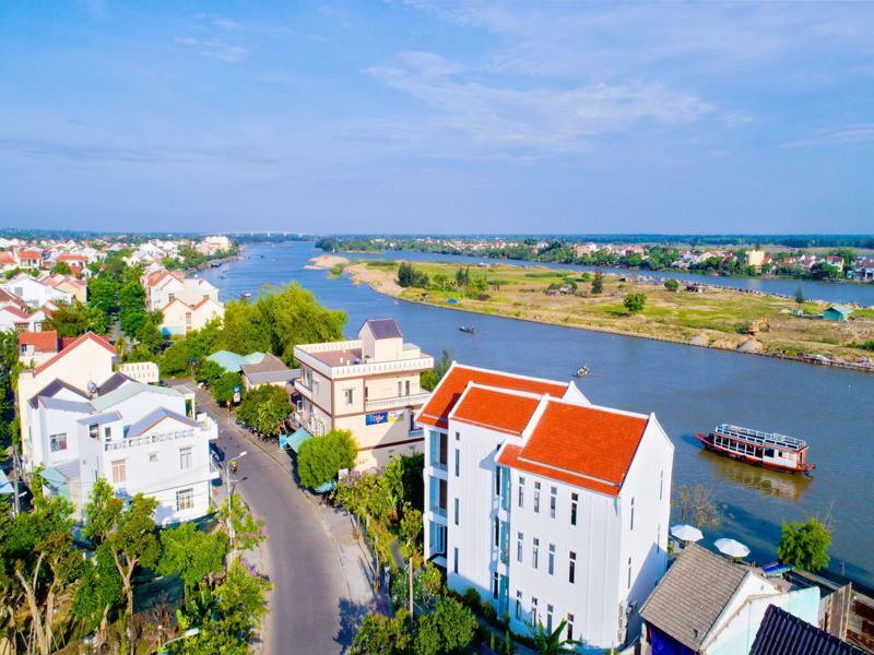Khách sạn Riverside White House