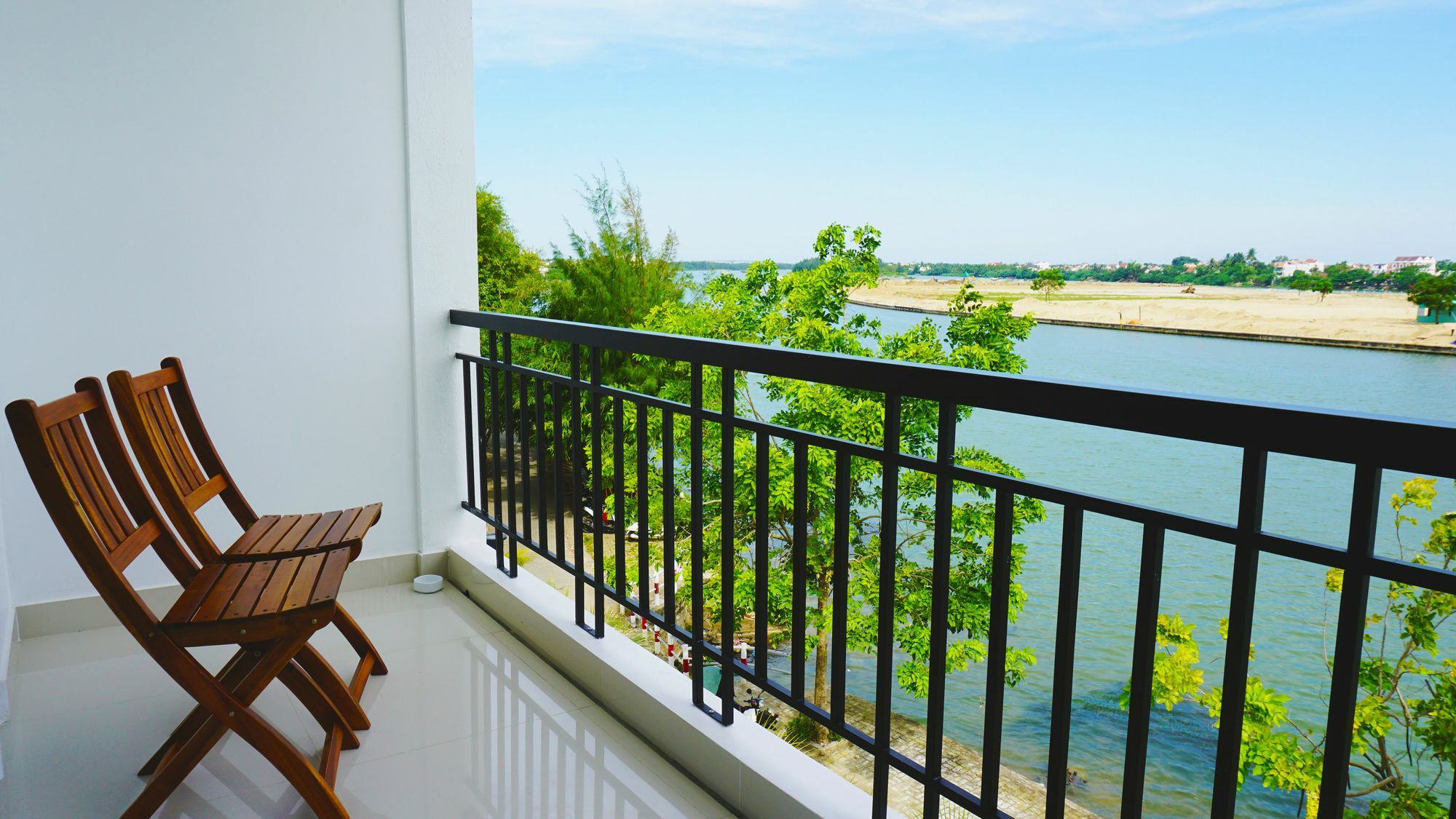 Khách sạn Riverside White House 3*