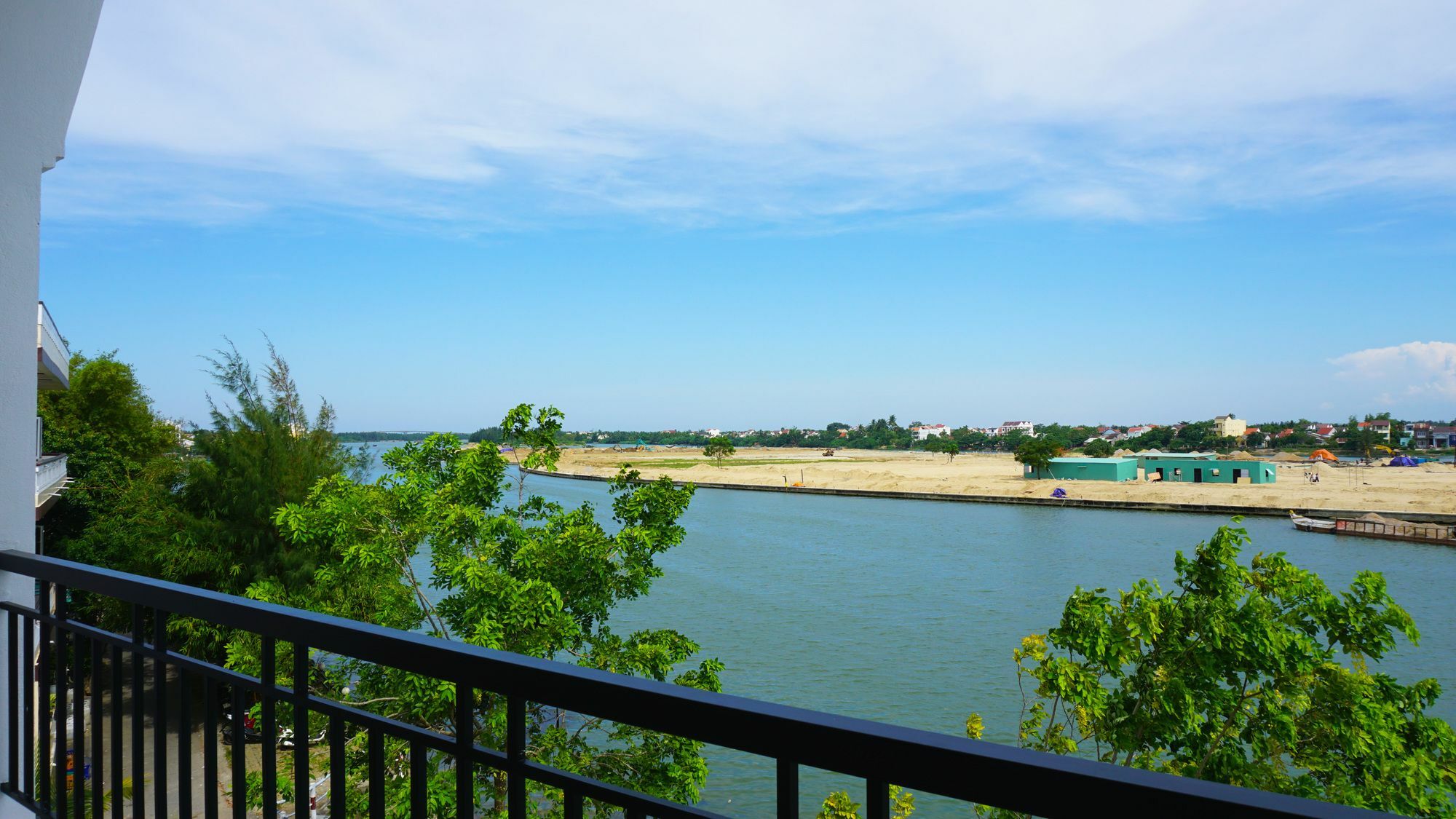 Riverside White House 3*