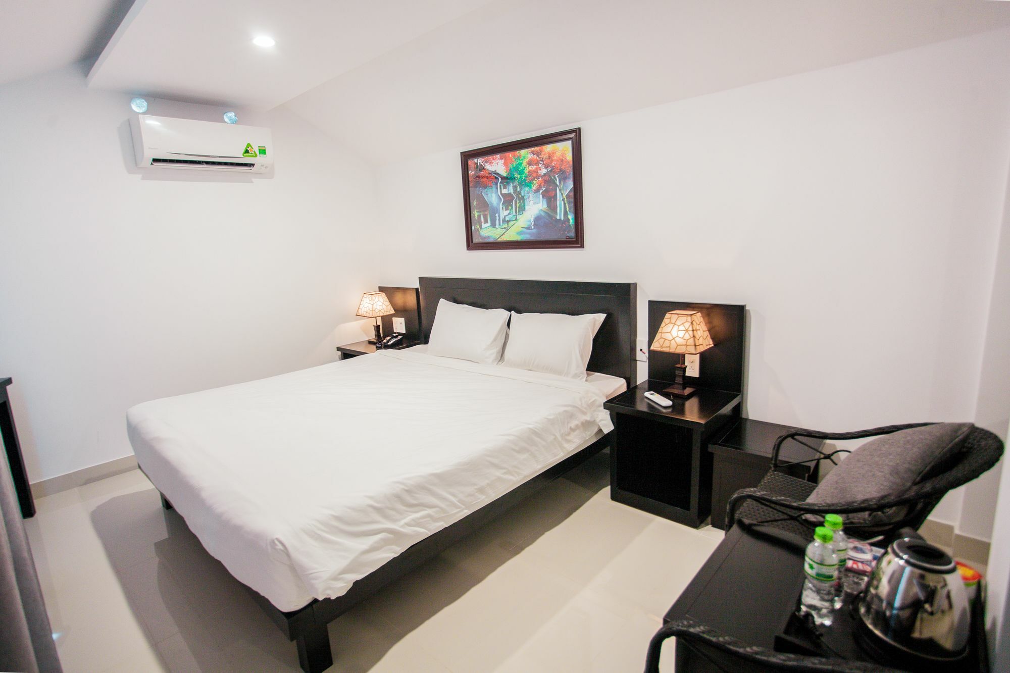 Riverside White House 3*