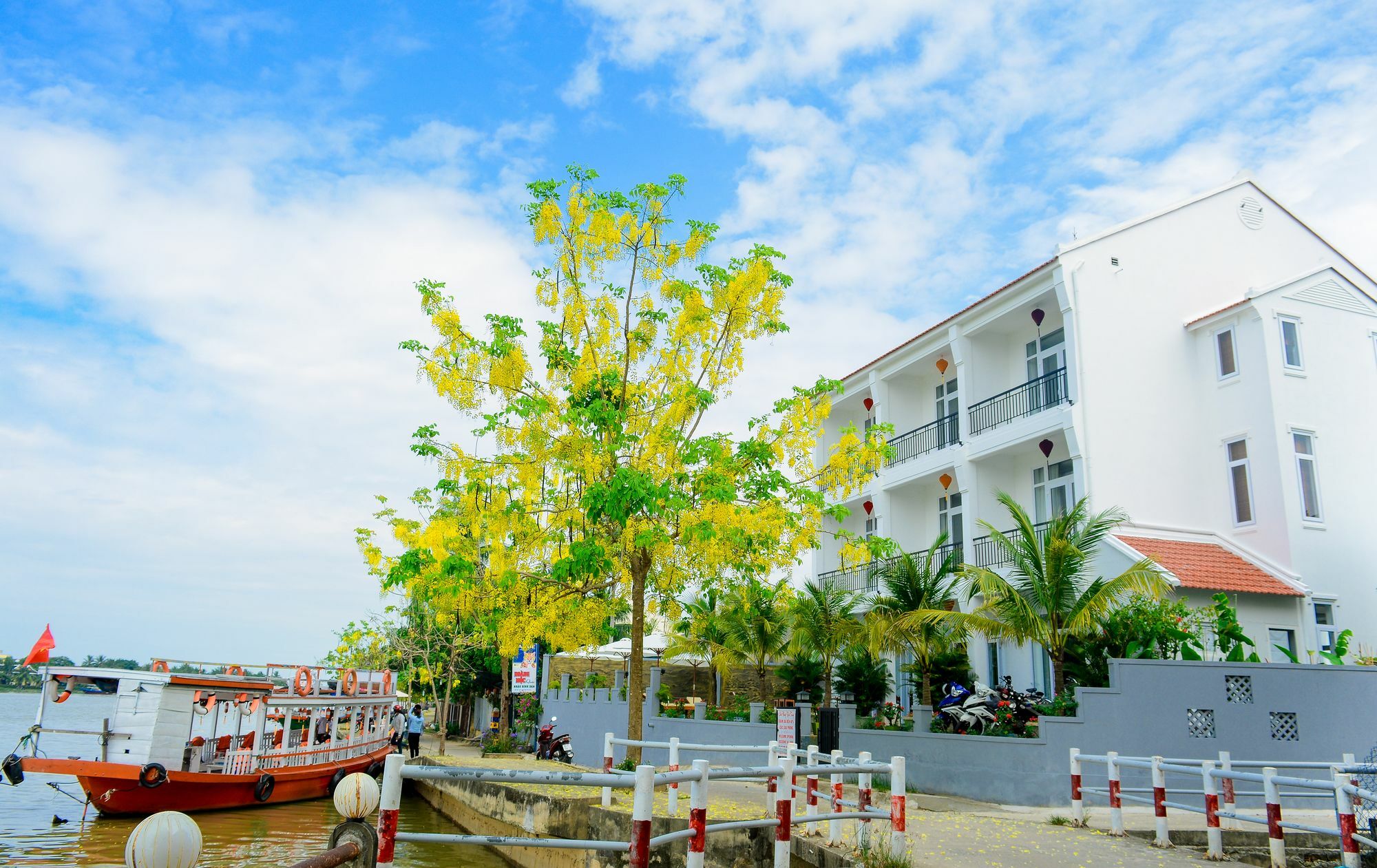 Riverside White House Khách sạn 3*