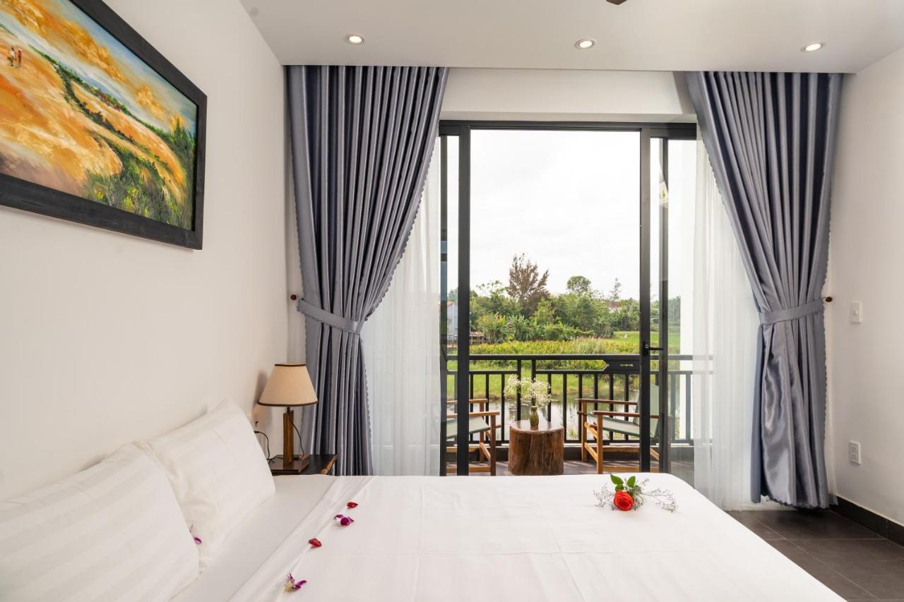The Boathouse Riverside Homestay *