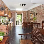Calm House 2 Hostel