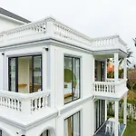 Moodhoian Riverside Resort & Spa