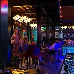 Riverside Hoi An, Dolphins Hostel