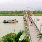 B\'Lan Riverside Villa