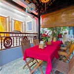 Bougain Villeas Homestay