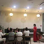 Backhome Hostel & Bar