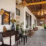 Nhà dân bên sông Boat House