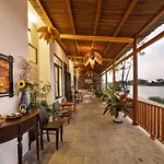 Nhà dân bên sông Boat House