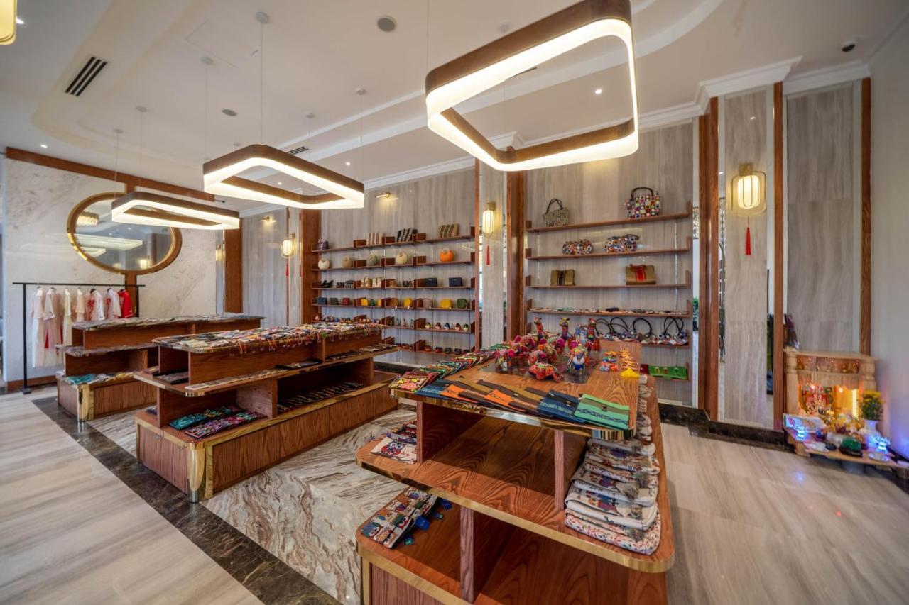 Le Pavillon Gallery &