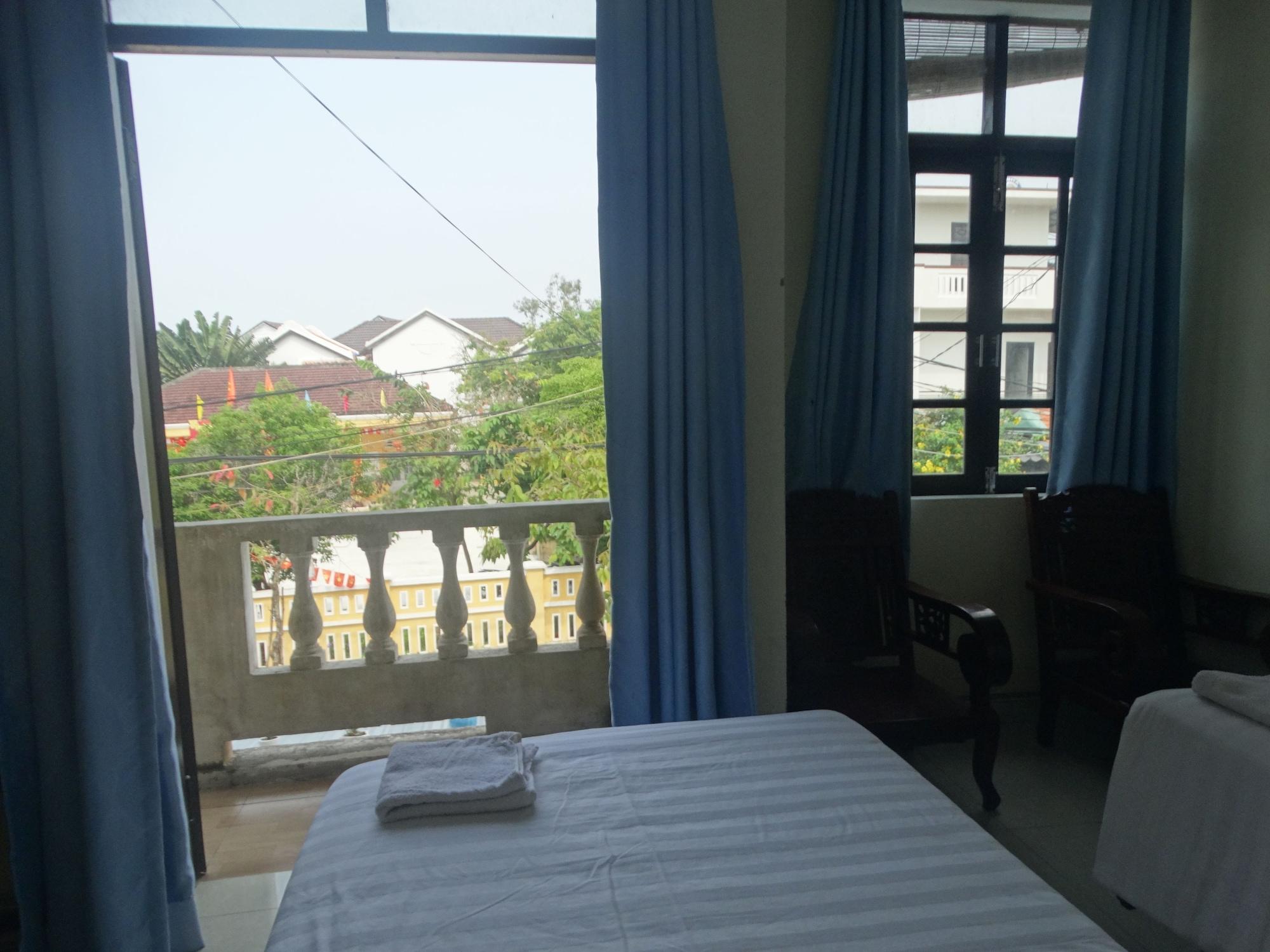 Yellow House Homestay *