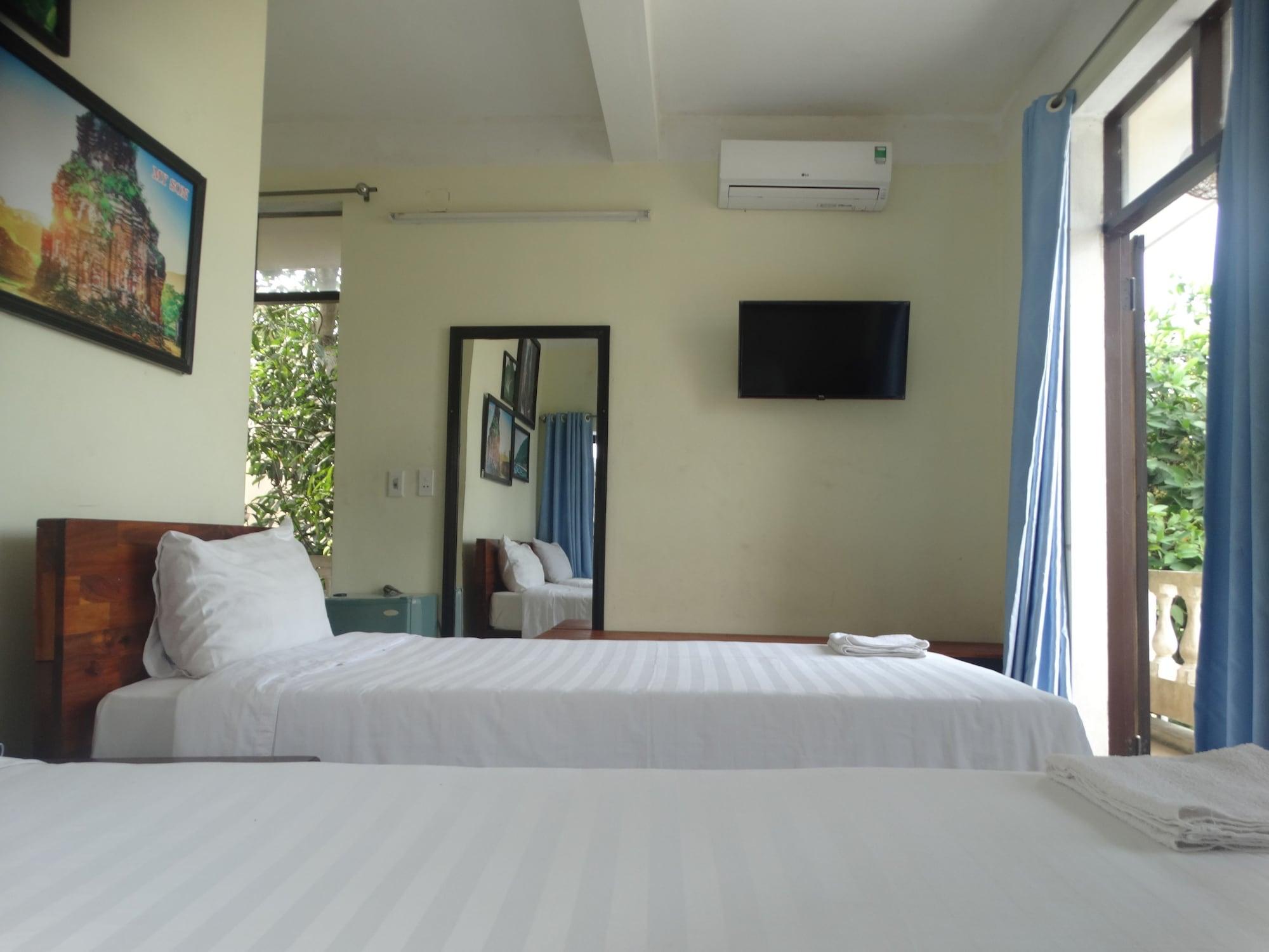 Yellow House Homestay *
