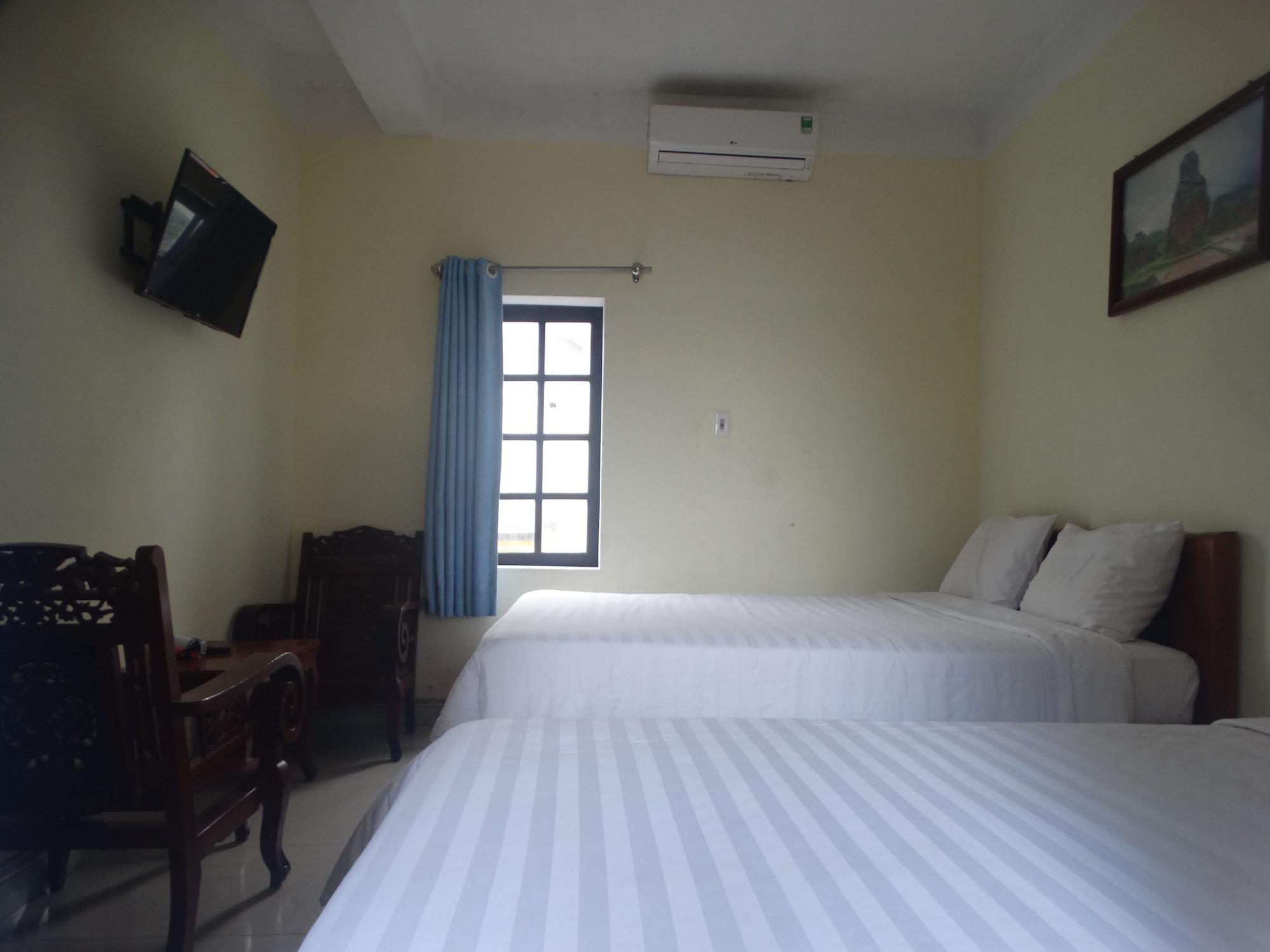 Yellow House Homestay *