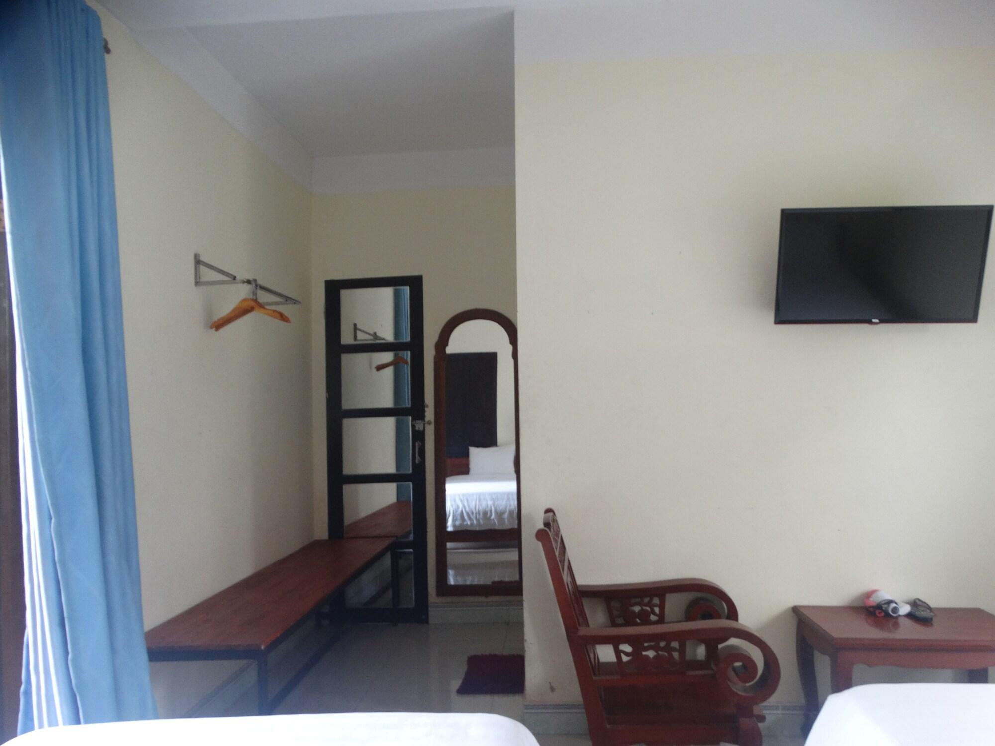 Yellow House Homestay *