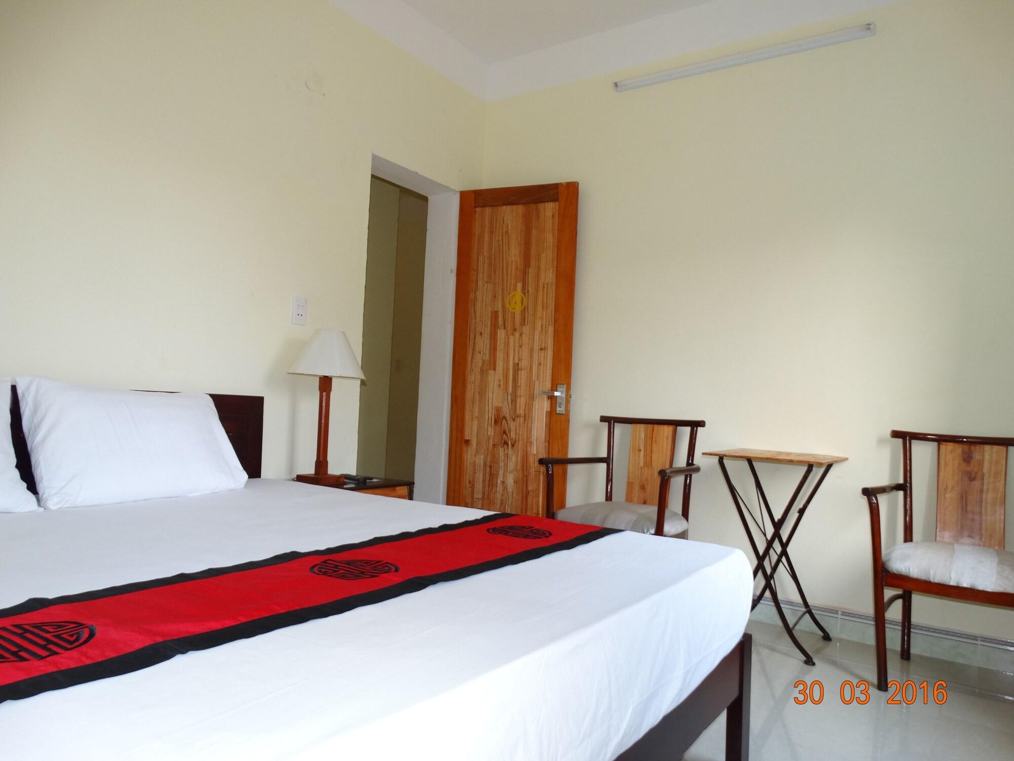 Yellow House Homestay *